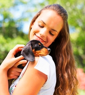 llevando al nuevo cachorro a casa